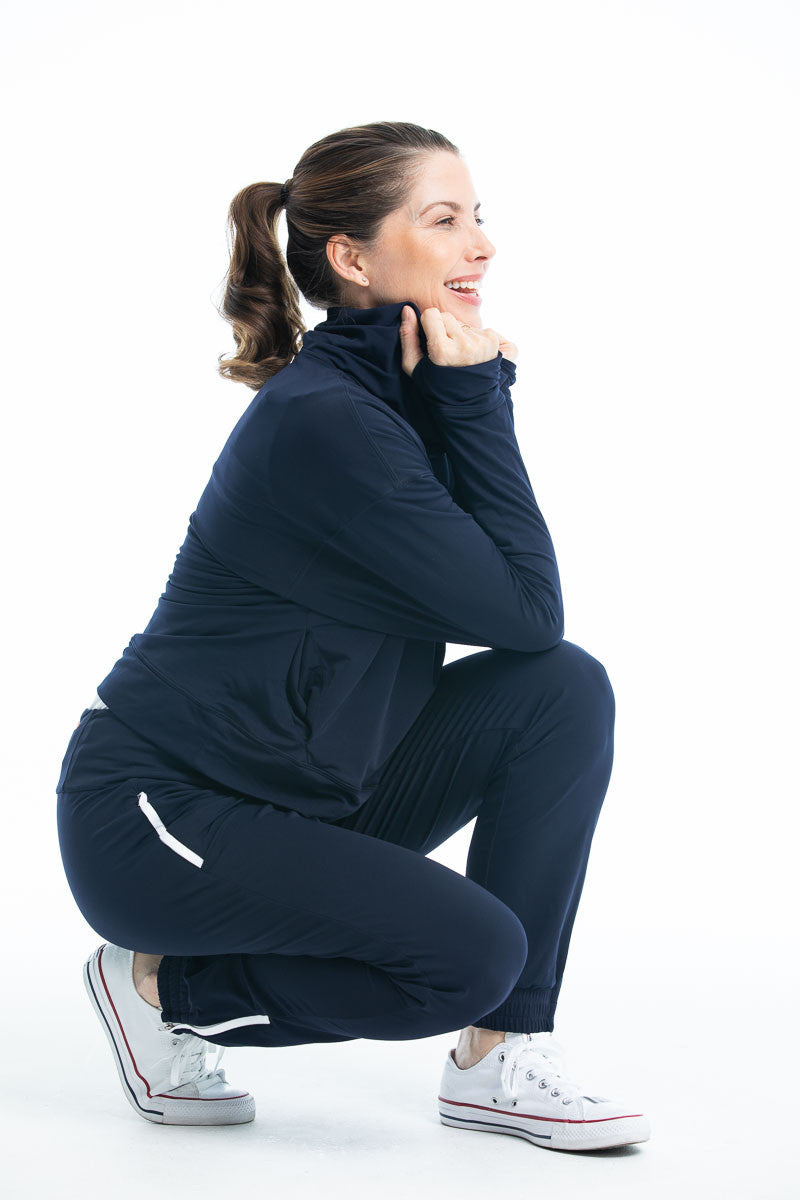 Woman golfer in navy blue Apres 18 jogger pants